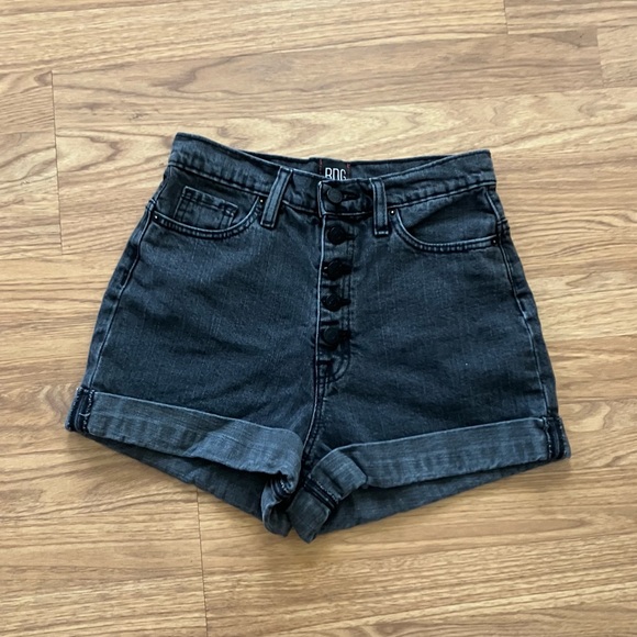 Urban Outfitters BDG Black Mom High-Rise Jean Shorts Cuffed Button Fly Size 26 - Picture 3 of 9